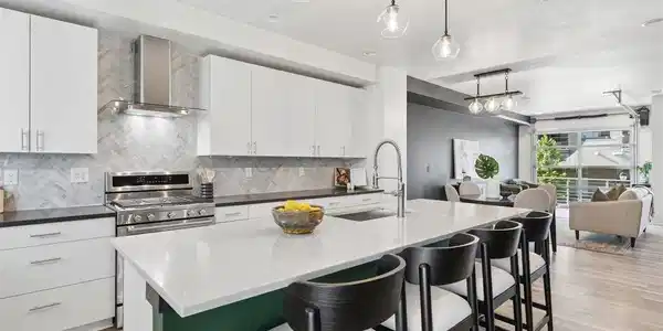 Image 2: Expansive kitchen with stainless appliances,upgraded backsplash and lighting and walk-inpantry Image 2: Expansive kitchen with stainless appliances,upgraded backsplash and lighting and walk-inpantry