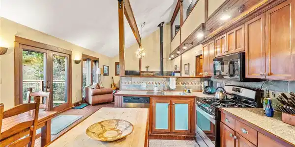 Image 4: Kitchen