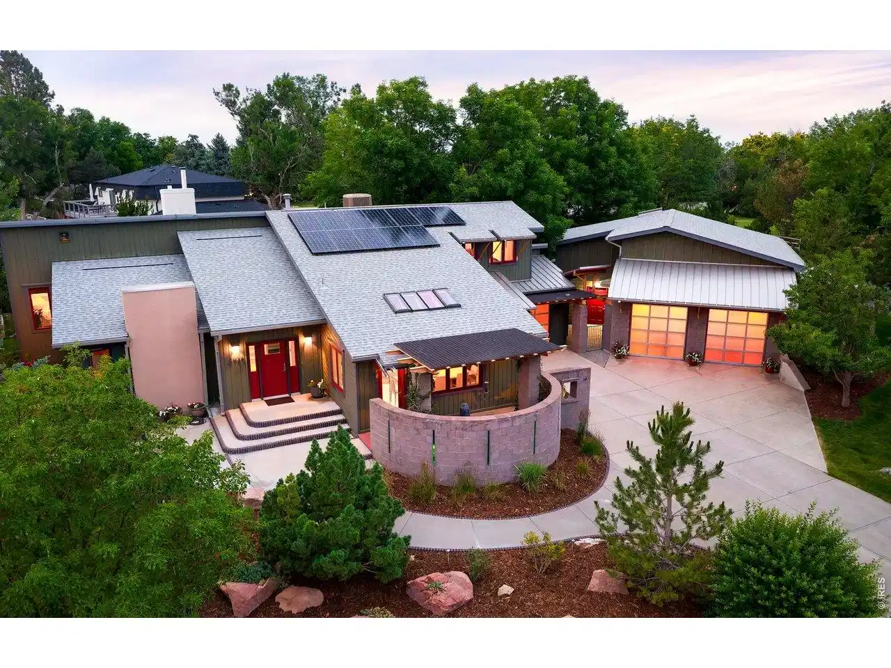 Image 1: Stunning front elevation! Image 1: Stunning front elevation!