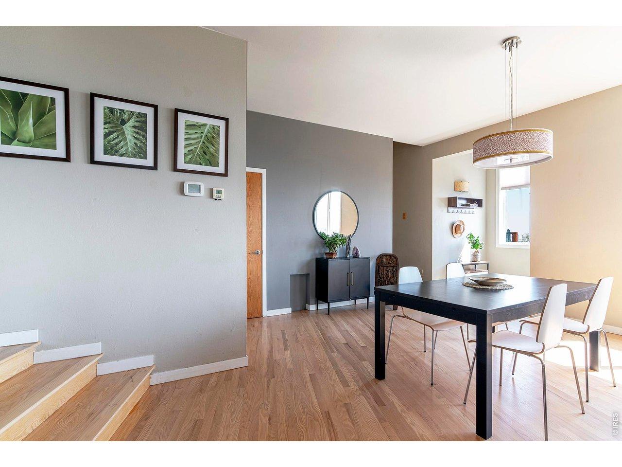Image 3: Entry and dining area Image 3: Entry and dining area