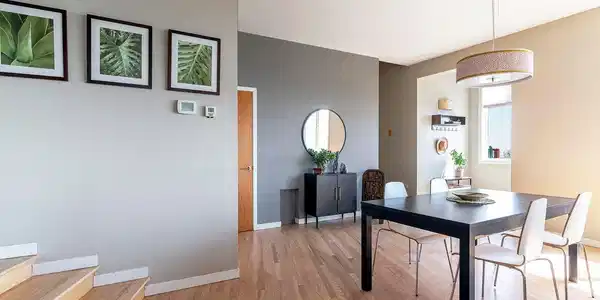 Image 3: Entry and dining area