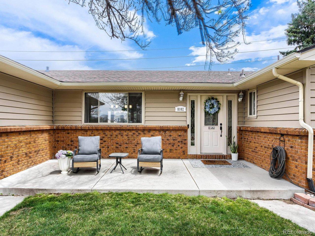 Image 3: Welcoming front porch! Image 3: Welcoming front porch!