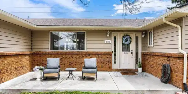 Image 3: Welcoming front porch! Image 3: Welcoming front porch!
