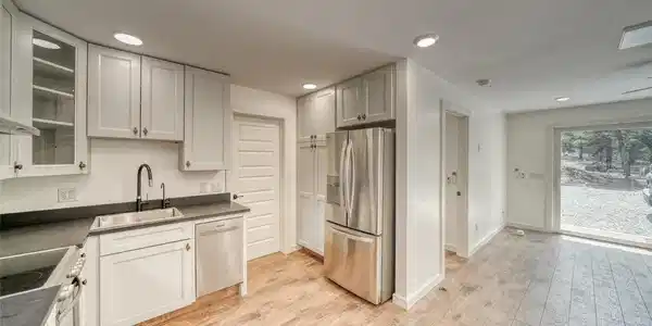 Image 4: Apartment kitchen, open to the living room Image 4: Apartment kitchen, open to the living room