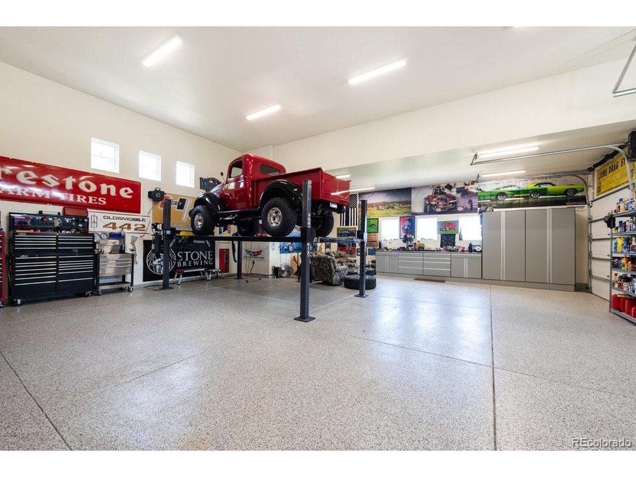 Image 4: 7 car garage