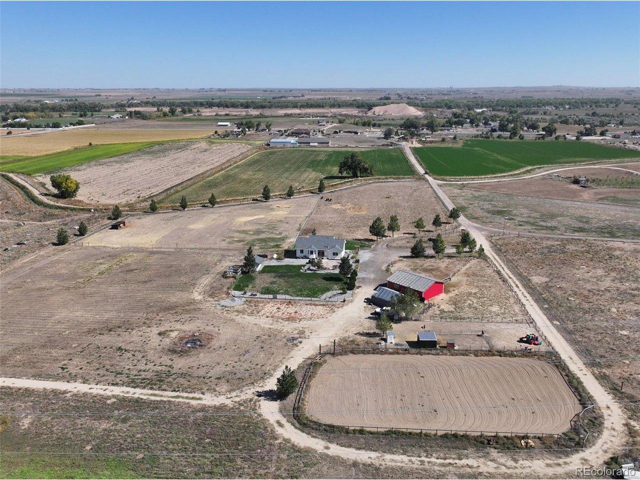 Image 2: Riding arena in right (SW) corner Image 2: Riding arena in right (SW) corner