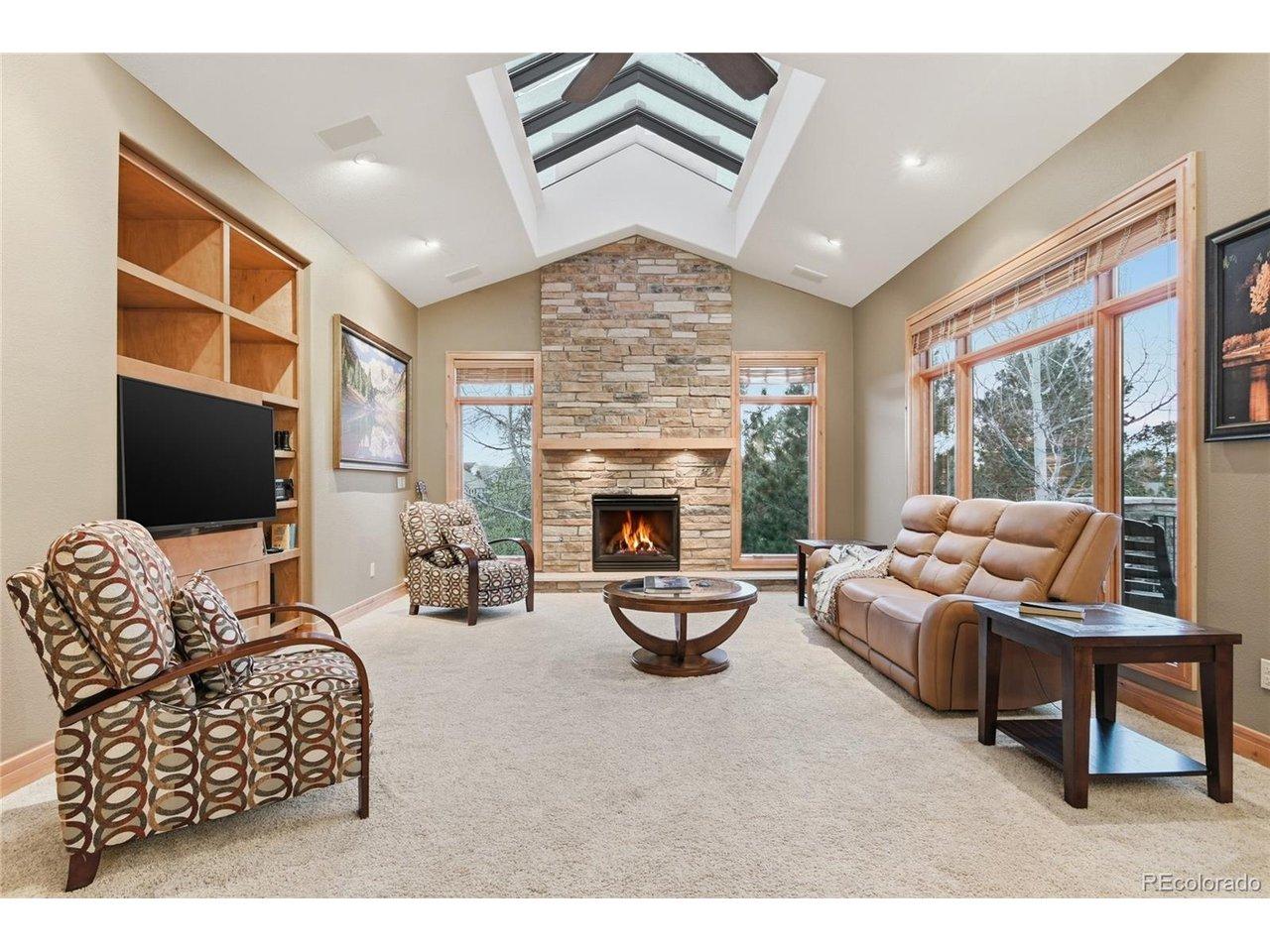 Image 2: Open and Spacious Family room off Kitchen and Dining area Image 2: Open and Spacious Family room off Kitchen and Dining area