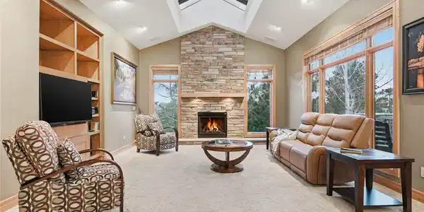 Image 2: Open and Spacious Family room off Kitchen and Dining area Image 2: Open and Spacious Family room off Kitchen and Dining area