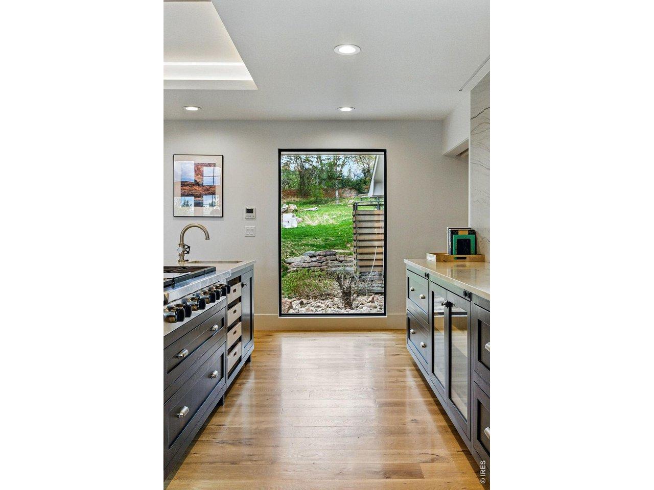 Image 4: Renovated kitchen oriented to the view
