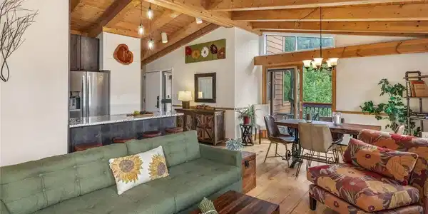Image 2: Great room with vaulted ceilings Image 2: Great room with vaulted ceilings