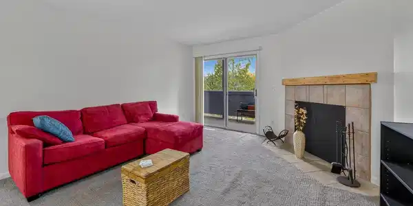 Image 4: Large Living Room