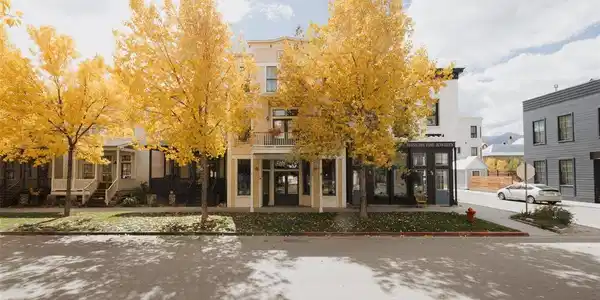 902 S Main St