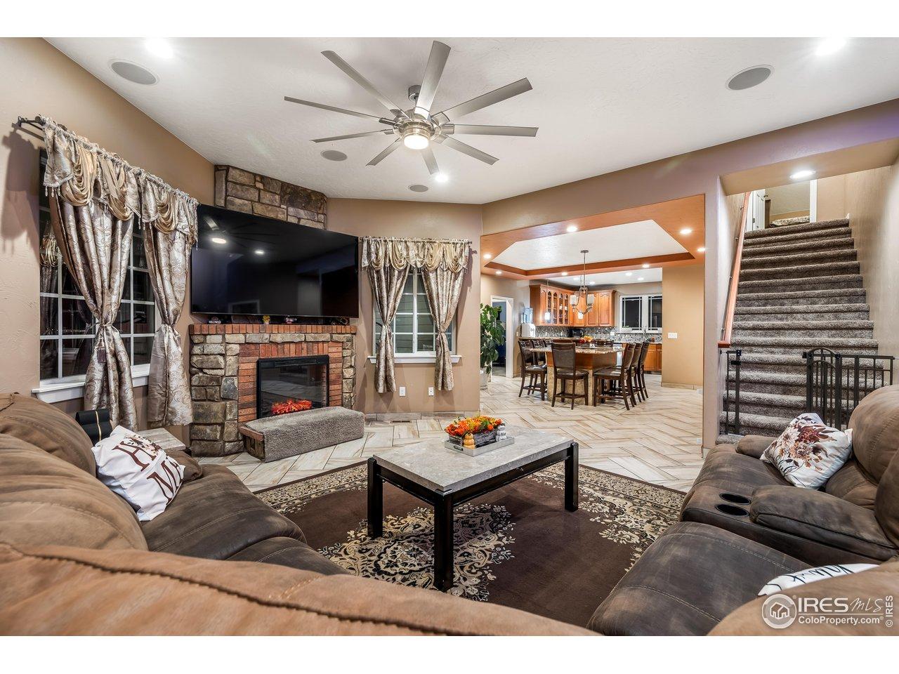 Image 3: Cozy Living room with Fireplace Image 3: Cozy Living room with Fireplace