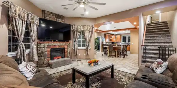Image 3: Cozy Living room with Fireplace Image 3: Cozy Living room with Fireplace