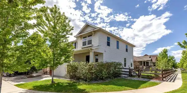 Image 3: Corner lot