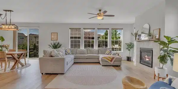 Image 4: Warm and inviting living room
