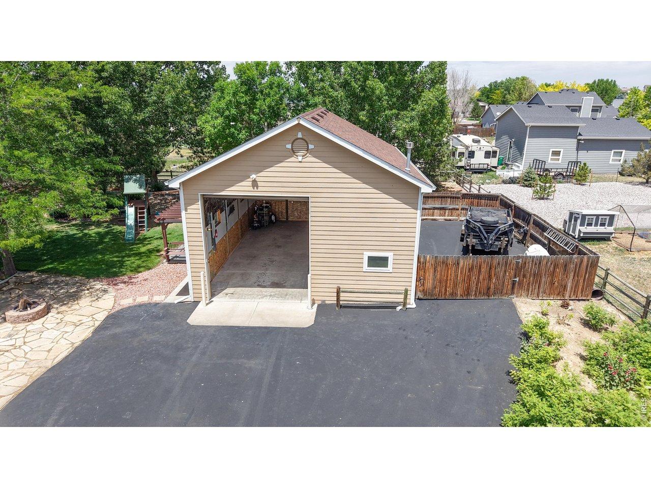 Image 4: Shop with added fenced in storage area on side Image 4: Shop with added fenced in storage area on side