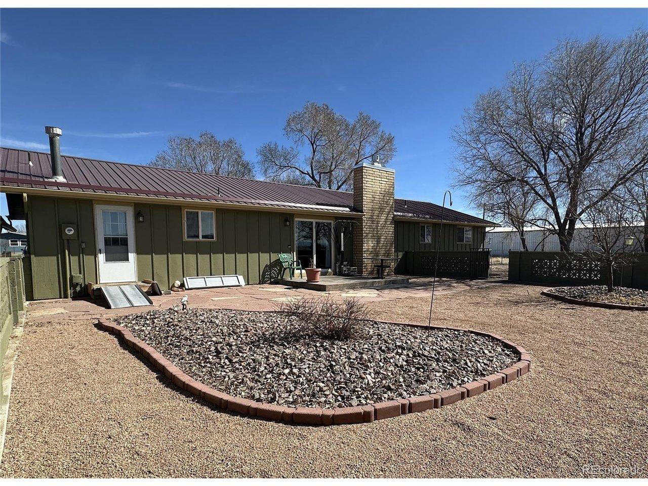Image 4: Fully enclosed, decorative fencing and zero landscape. Image 4: Fully enclosed, decorative fencing and zero landscape.
