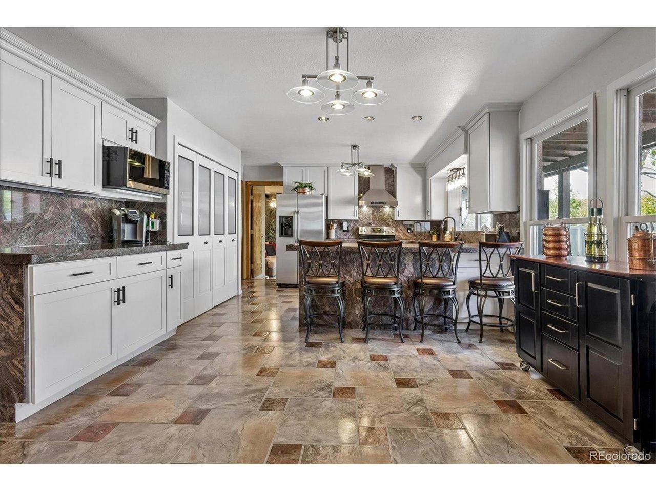 Image 4: Spacious kitchen Image 4: Spacious kitchen