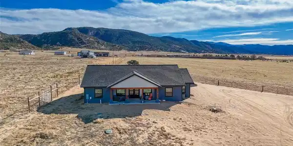 Image 2: 3 bedroom, 2 bathroom main house