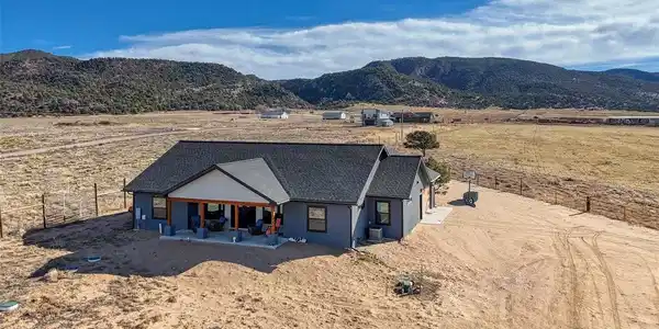 Image 3: 2073 Square foot home on 2 acres