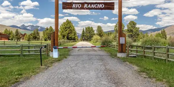 Image 4: Entrance from paved Road 49.