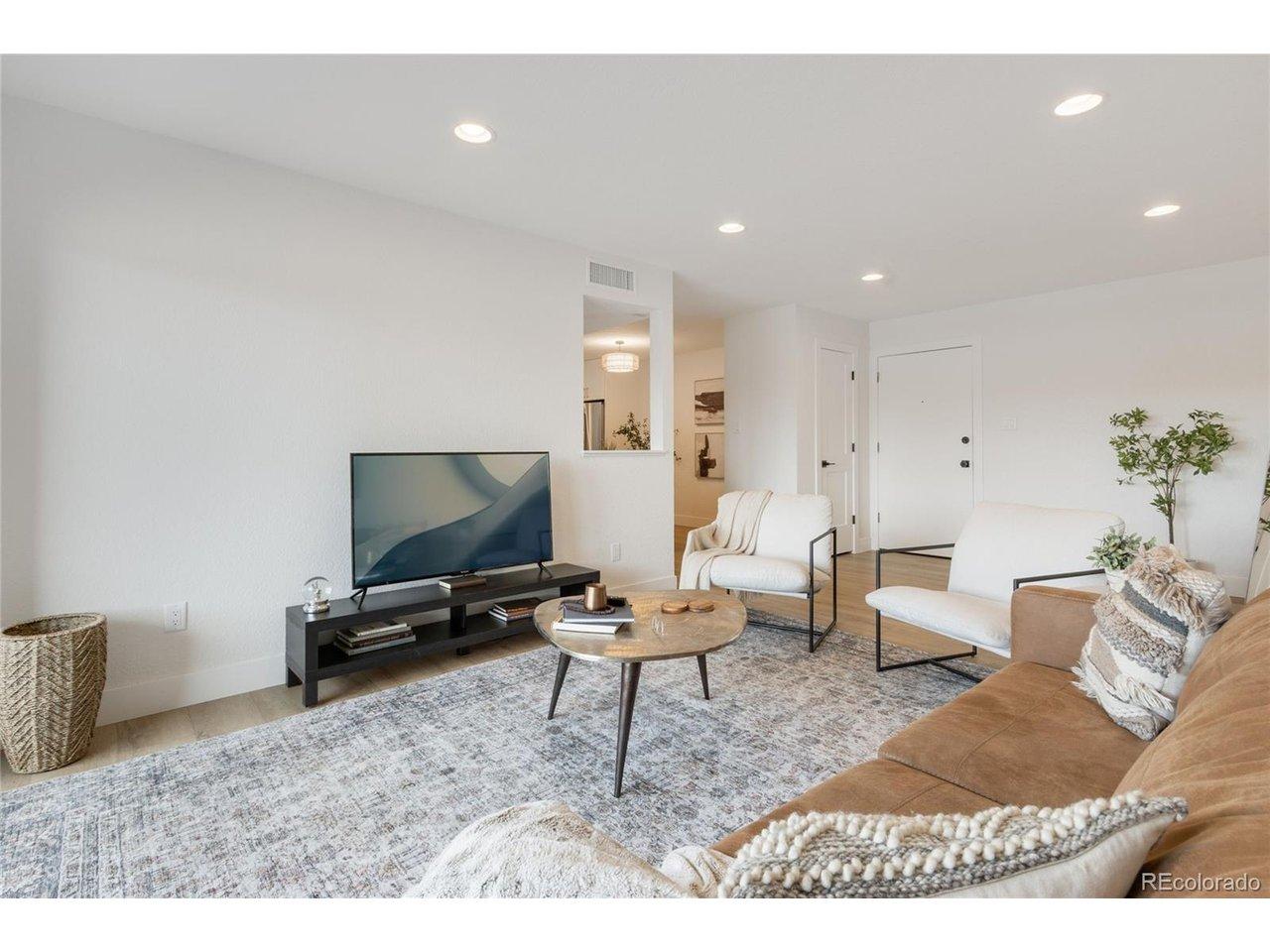 Image 4: Living room