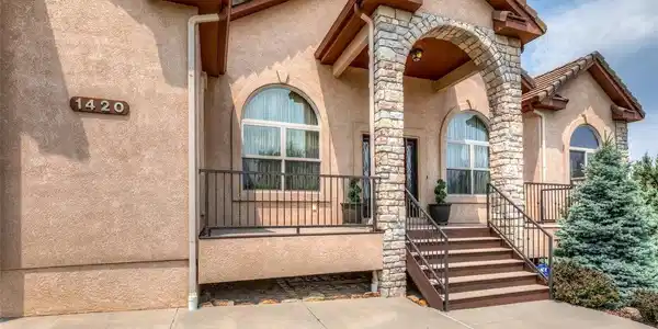 Image 4: Front entry Image 4: Front entry