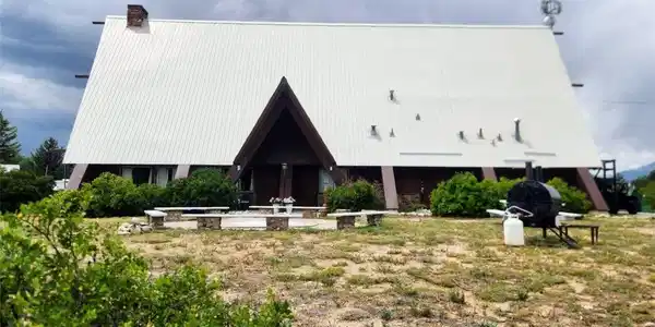 Image 3: Club house