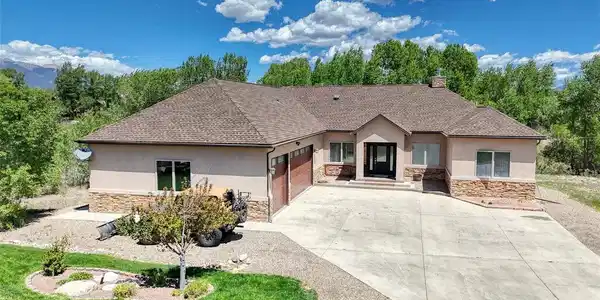 Image 2: Situated on over 1/2 an acre Image 2: Situated on over 1/2 an acre