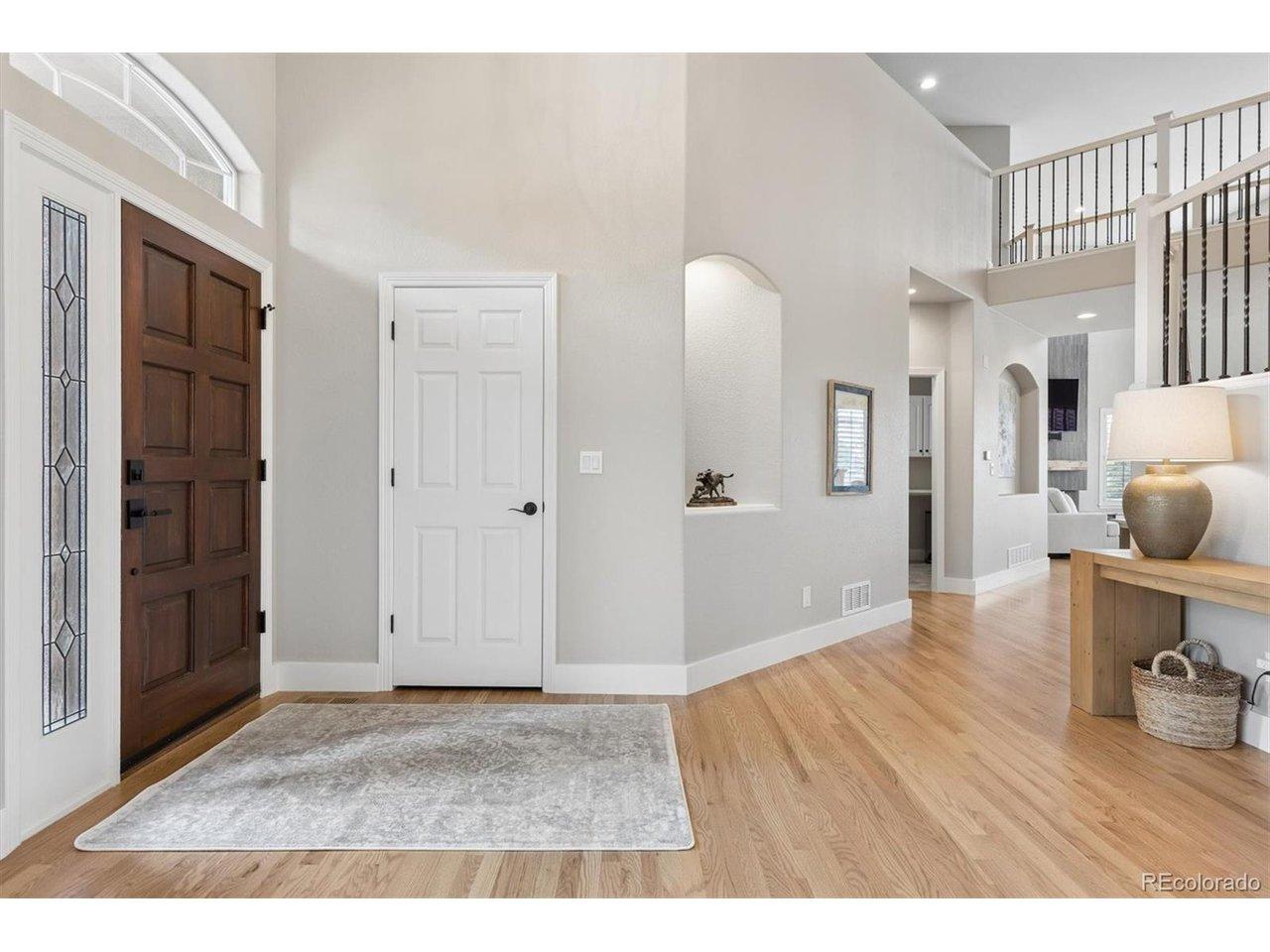 Image 3: Large Open Entry with Gorgeous New Hardwoods Image 3: Large Open Entry with Gorgeous New Hardwoods