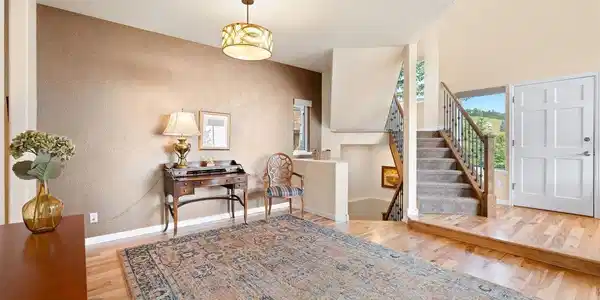Image 3: Foyer