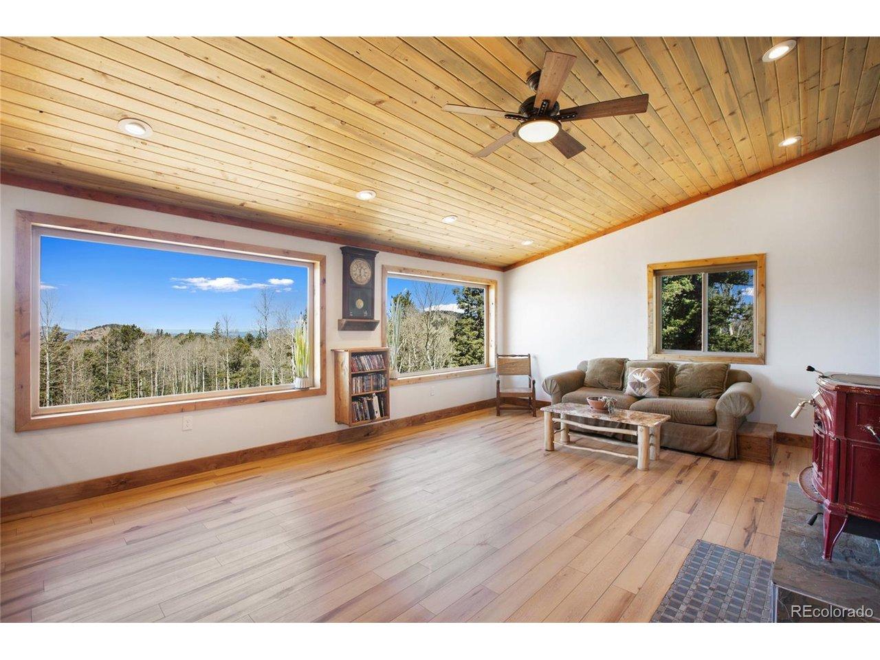 Image 4: Upper level living room