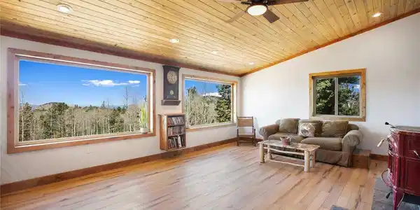 Image 4: Upper level living room Image 4: Upper level living room