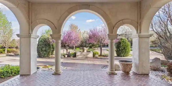 Image 4: A beautiful front entryway and plenty of space in the curved driveway. Image 4: A beautiful front entryway and plenty of space in the curved driveway.