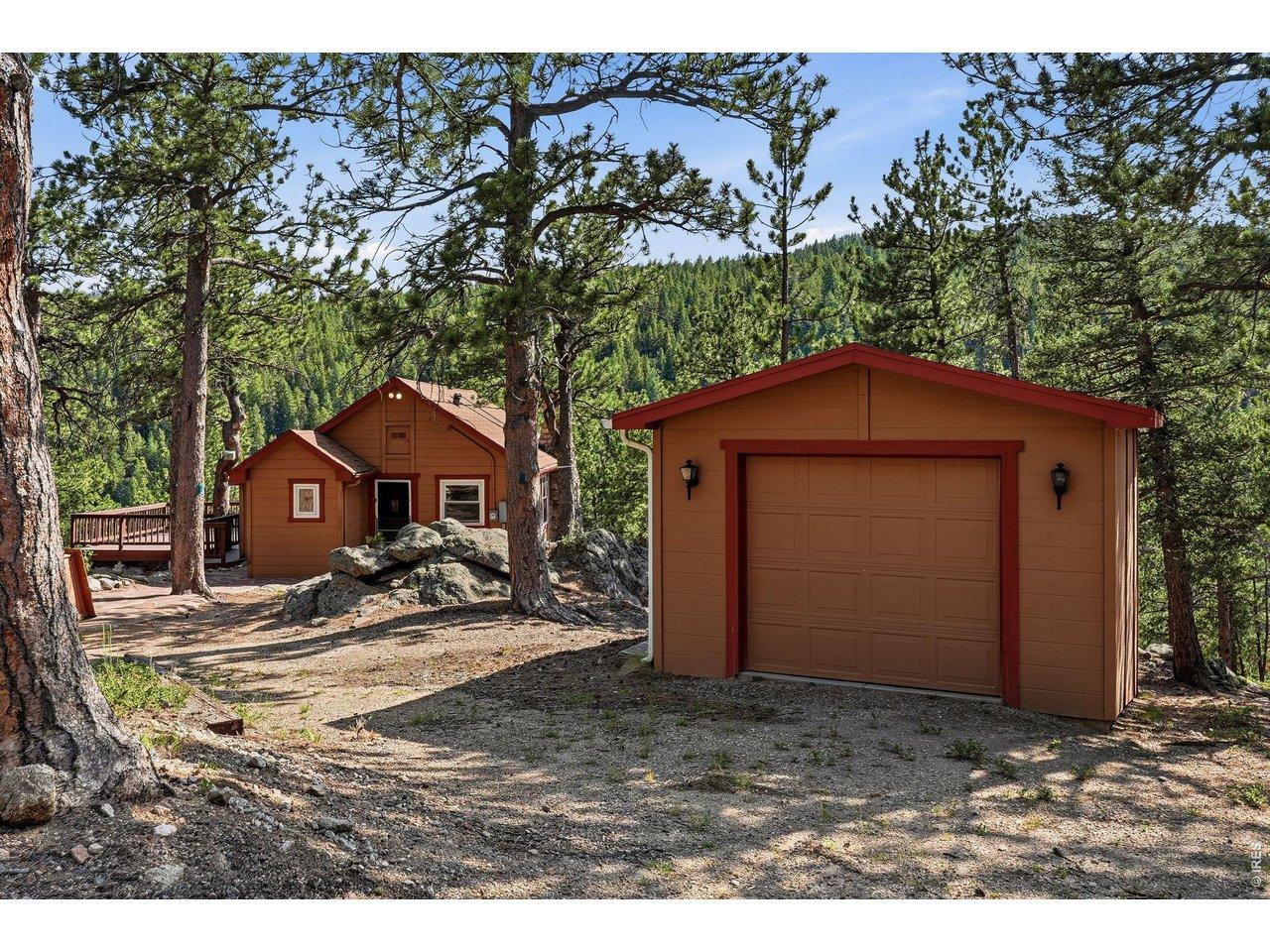 Image 4: Rare Garage w/ Studio/Storage Below