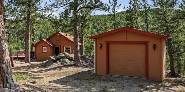Image 4: Rare Garage w/ Studio/Storage Below