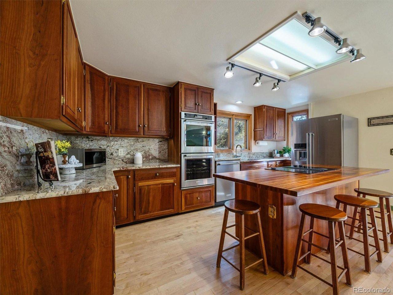 Image 4: Expansive, updated eat-in kitchen. Image 4: Expansive, updated eat-in kitchen.