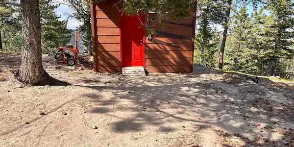 Image 3: Storage shed with metal roof Image 3: Storage shed with metal roof