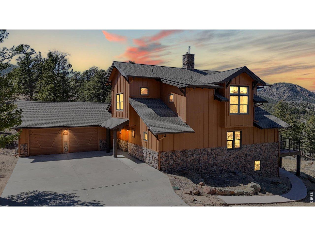 Image 2: Beautiful Custom Built Home.