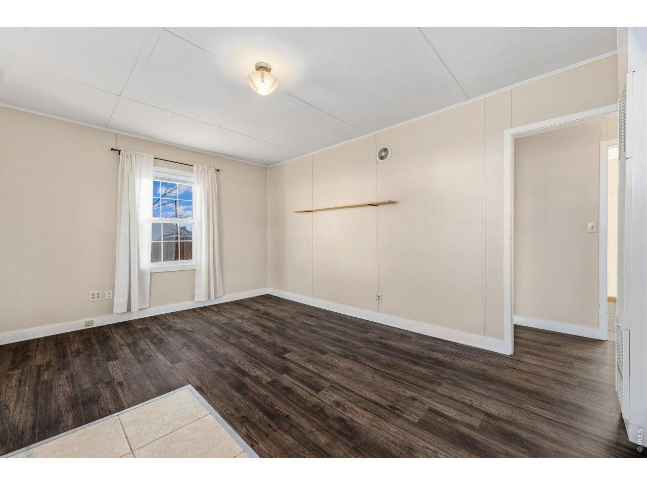 Image 4: Living Room