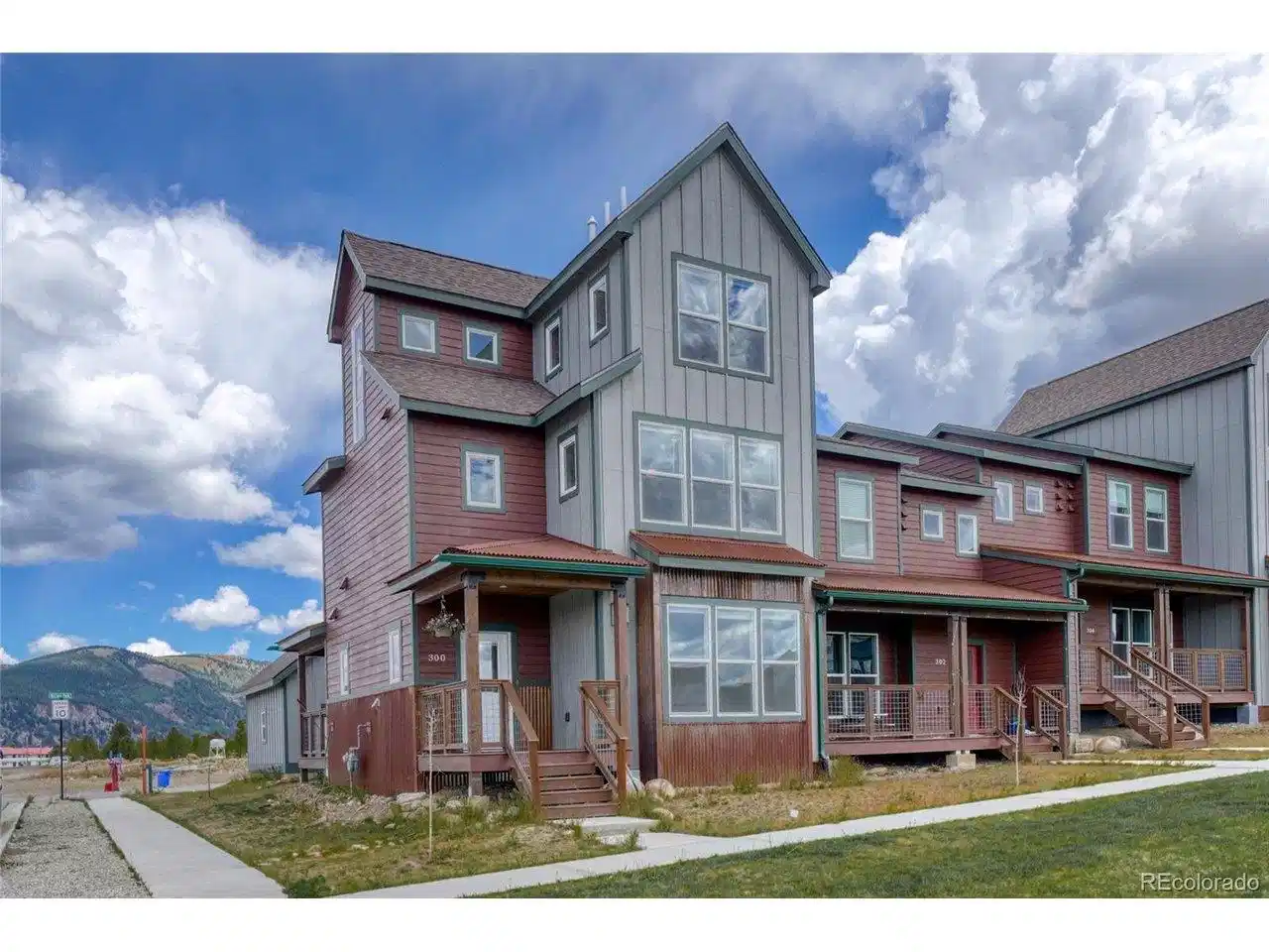 Image 1: Beautiful end unit 3 story townhome