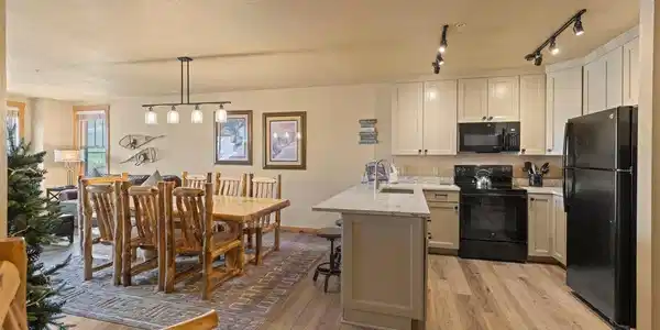 Image 4: Large dining room table for entertaining! Image 4: Large dining room table for entertaining!