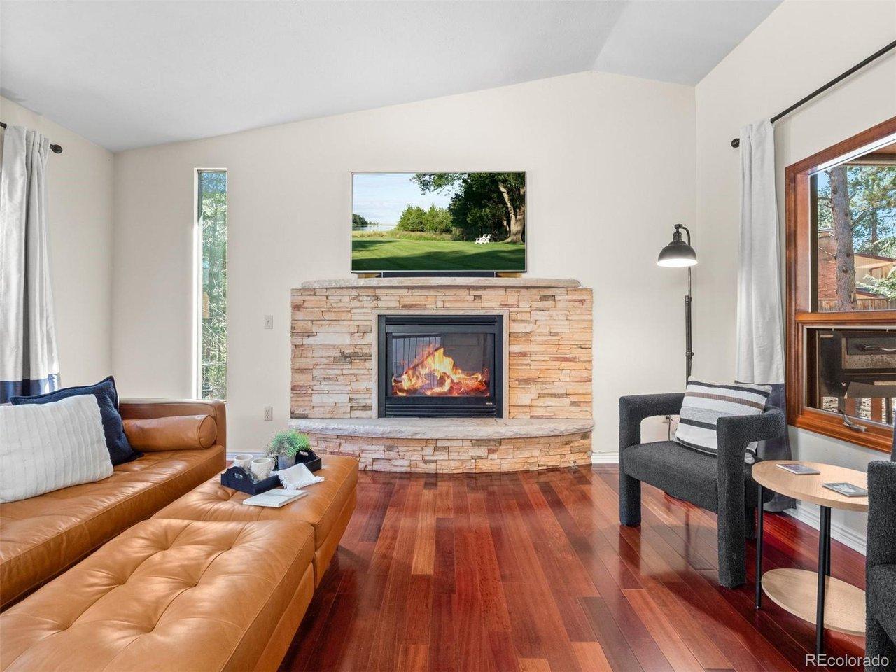 Image 4: Main level living room, gas fireplace Image 4: Main level living room, gas fireplace