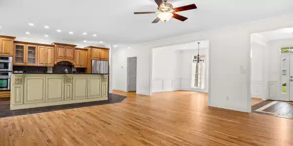 Image 4: 203HeightonCt-37