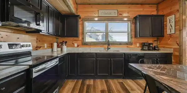 Image 4: Kitchen