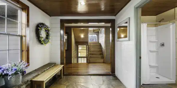 Image 3: Entrance & Stairwell