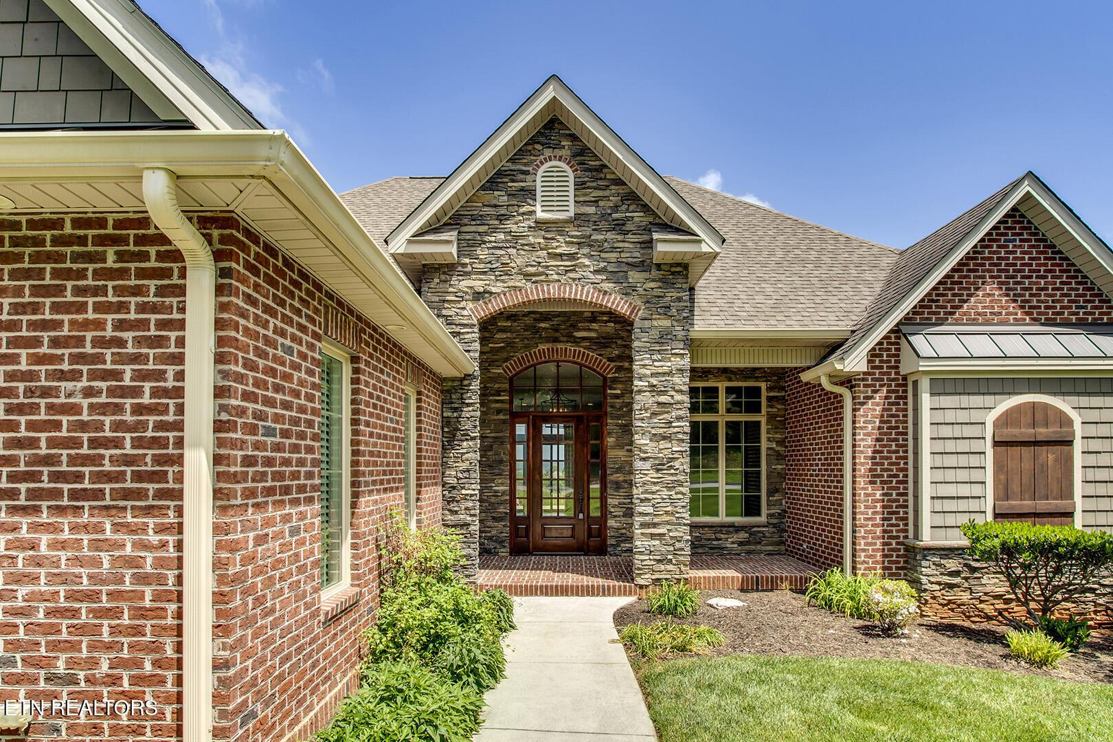 Image 4: 05_EagleCircle_124_FrontPorch