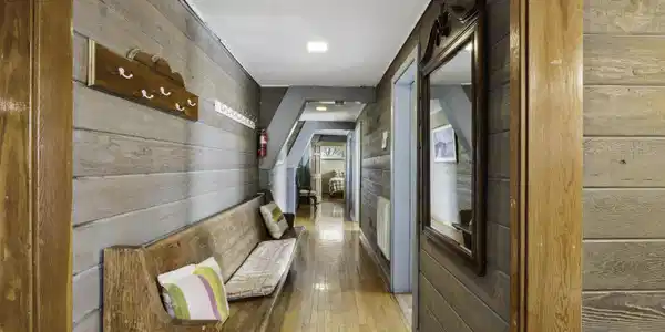 Image 4: Hallway - Main Floor