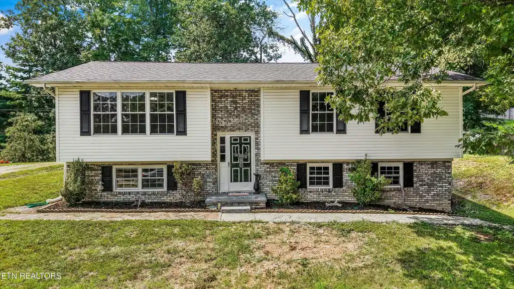 Image 1: 01-175 Henderson Ln 01